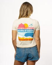 Carregar imagem no visualizador da galeria, 2025 Lexus US Open of Surfing Women&#39;s Barrel City S/S Tee - Natural