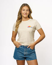 Carregar imagem no visualizador da galeria, 2025 Lexus US Open of Surfing Women&#39;s Barrel City S/S Tee - Natural